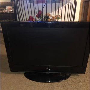 i am selling a tv that’s 26/17 inches works good!